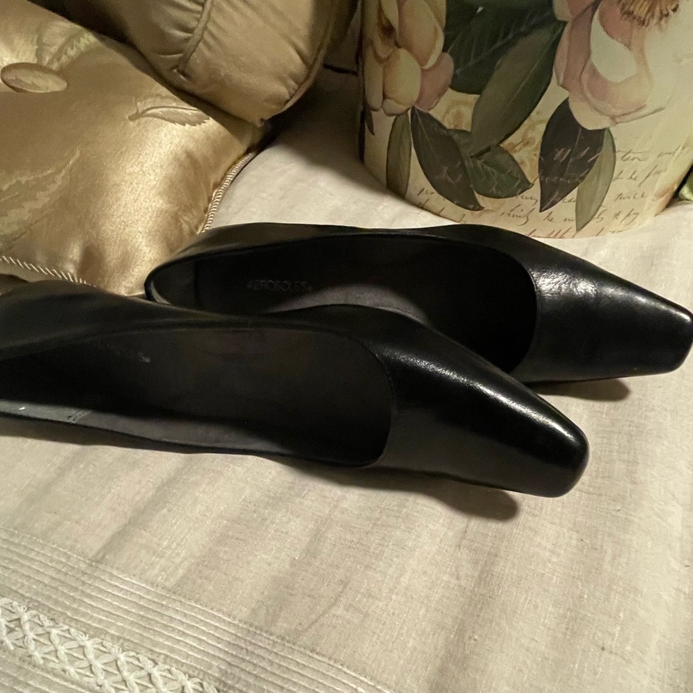 AEROSOLES BLACK HEELS SZ 10